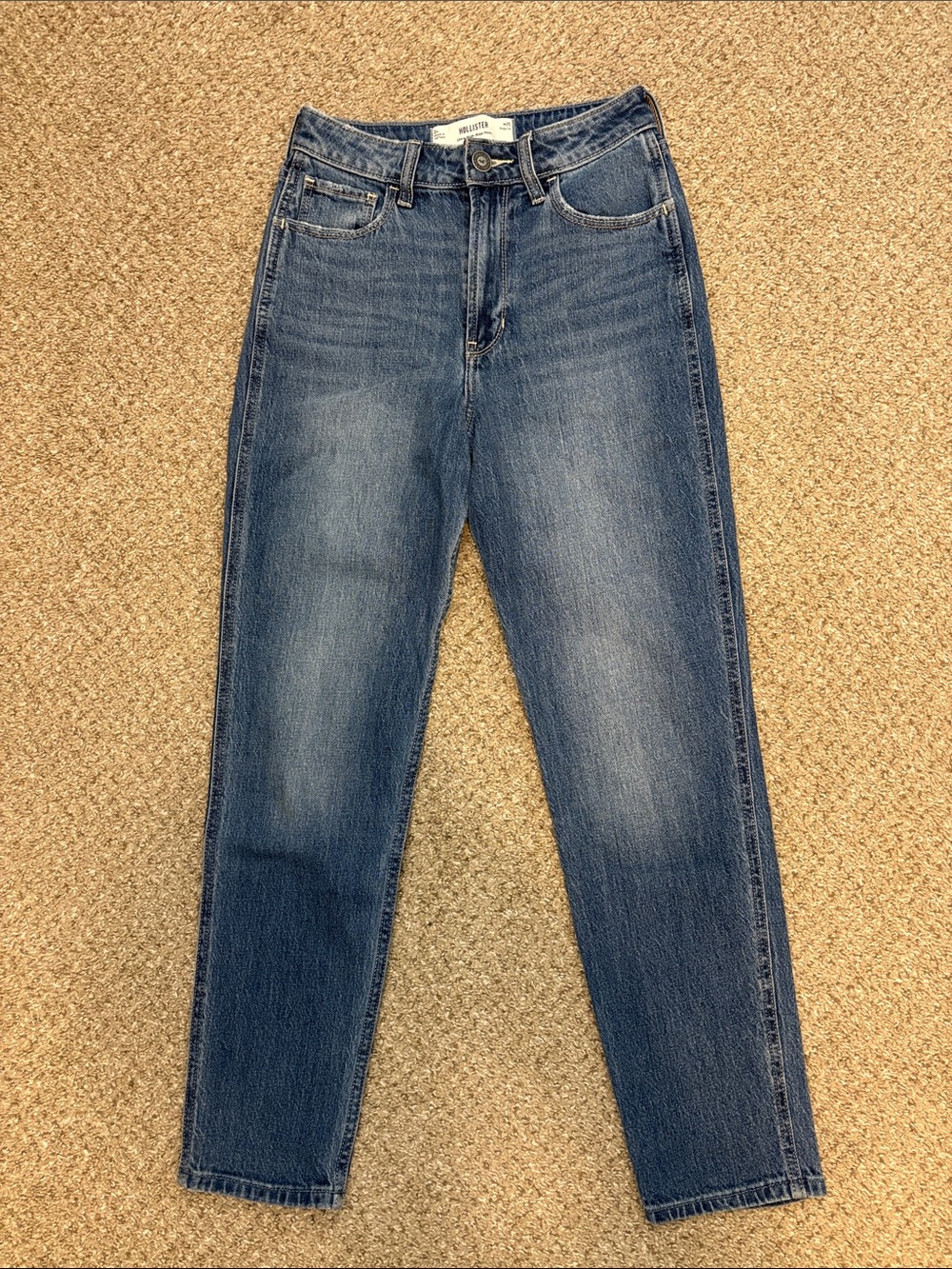 0R Hollister Women's Ultra High-Rise Mom Straight Jeans in Medium Blue Wash